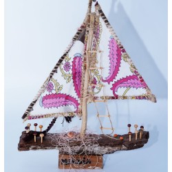 Un bateaux en bois avec un voile de mer rose Un bateaux en bois avec un voile de mer rose