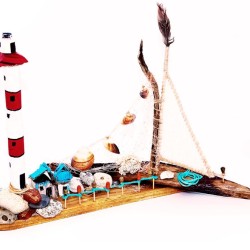 un bateaux en bois avec un Phare nautique rouge et balnc un bateaux en bois avec un Phare nautique rouge et balnc